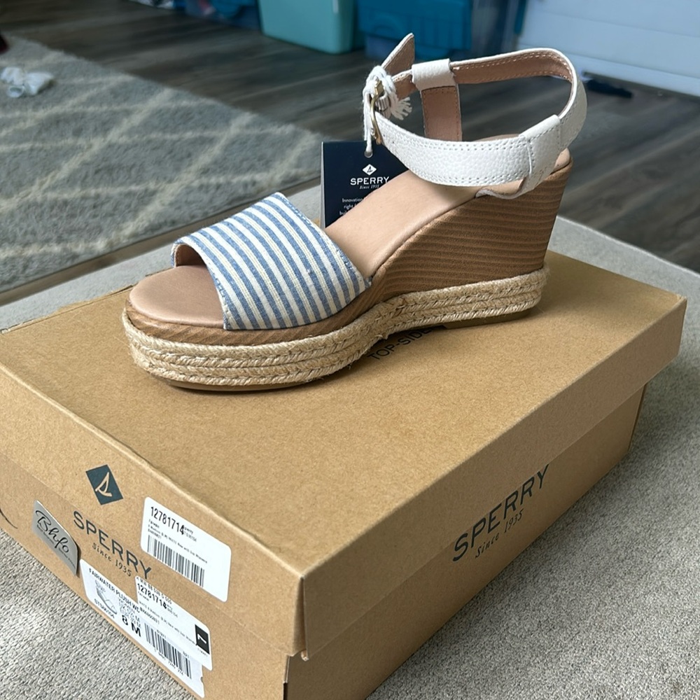NWT women’s Sperry eight
